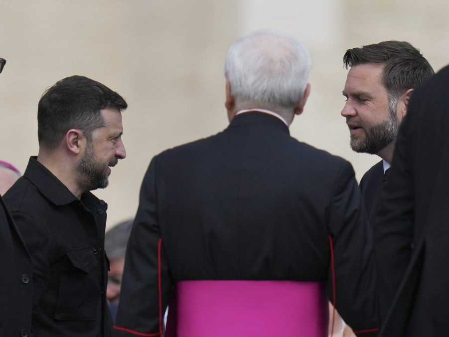 Zelenskyj sa vo Vatikáne stretol s viceprezidentom USA, hovorili o chystanom telefonáte Trumpa s Putinom