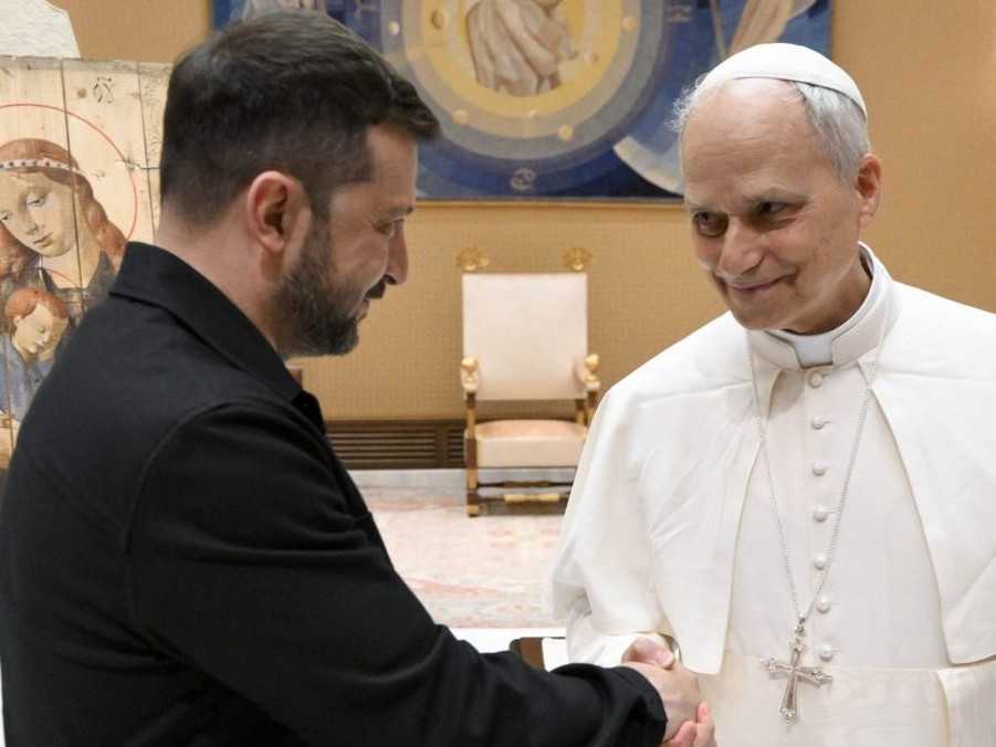 Na snímke Volodymyr Zelenskyj a pápež Lev XIV.