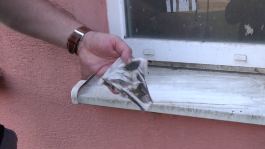Na snímke sú čierne sadze na utierke, ktoré zotreli z parapety vo Zvolene.