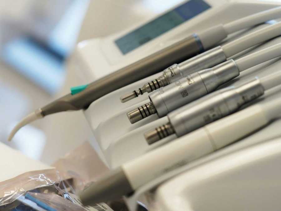 Na ilustračnej snímke náradie zubného lekára.