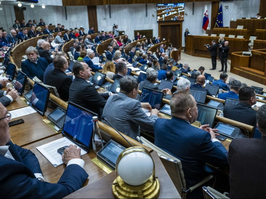 Poslanci Národnej rady SR.