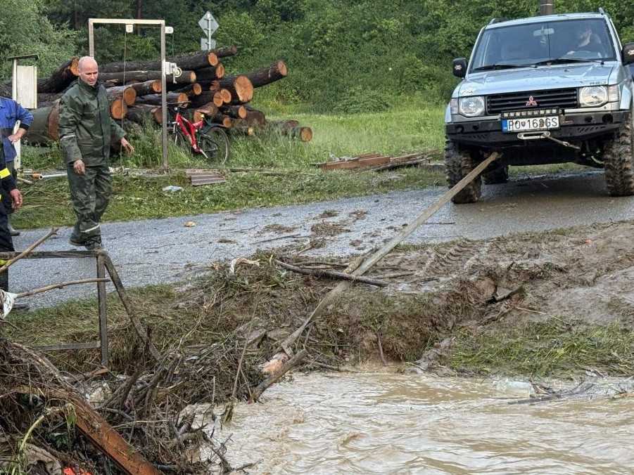 Na snímke odstraňujú škody po búrke v Rokycanoch.