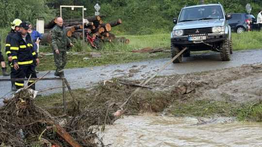 Na snímke odstraňujú škody po búrke v Rokycanoch.