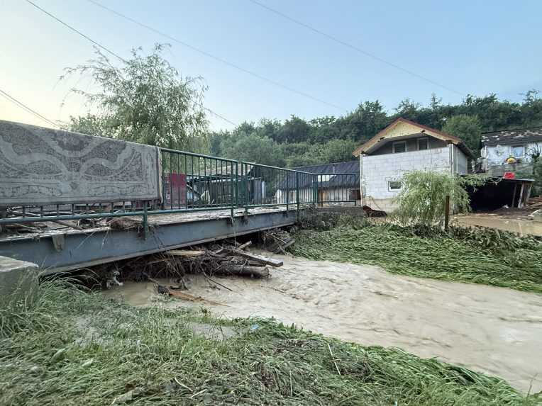 V Rokycanoch po búrke vyhlásili mimoriadnu situáciu. Niektoré domy sú neobývateľné