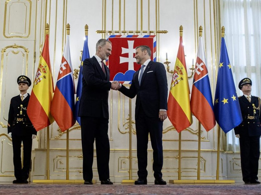 Na snímke zľava španielsky kráľ Filip VI. a prezident SR Peter Pellegrini počas uvítacieho ceremoniálu v Prezidentskom paláci v Bratislave.