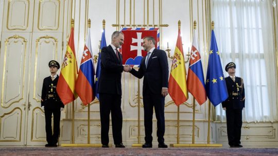 Na snímke zľava španielsky kráľ Filip VI. a prezident SR Peter Pellegrini počas uvítacieho ceremoniálu v Prezidentskom paláci v Bratislave.