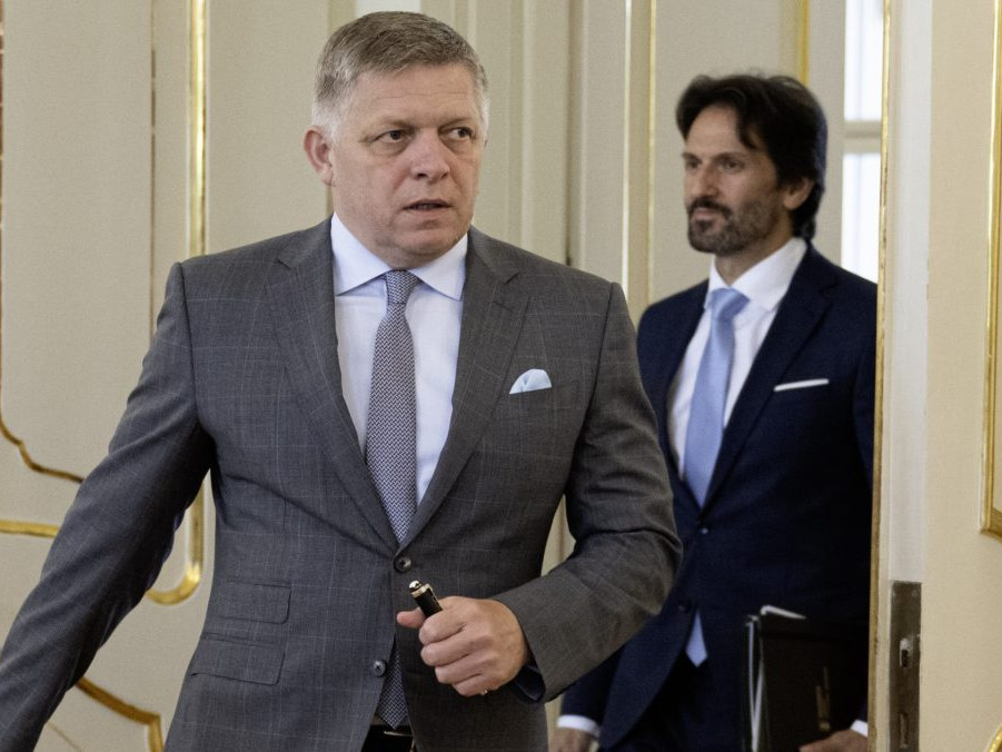 Na snímke predseda vlády R. Fico. V pozadí minister obrany R. Kaliňák.