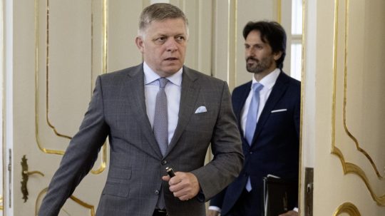 Na snímke predseda vlády R. Fico. V pozadí minister obrany R. Kaliňák.