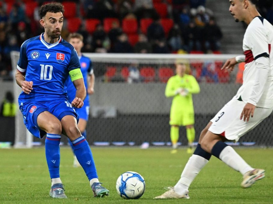 Vľavo slovenský futbalista Sebastián Nebyla.