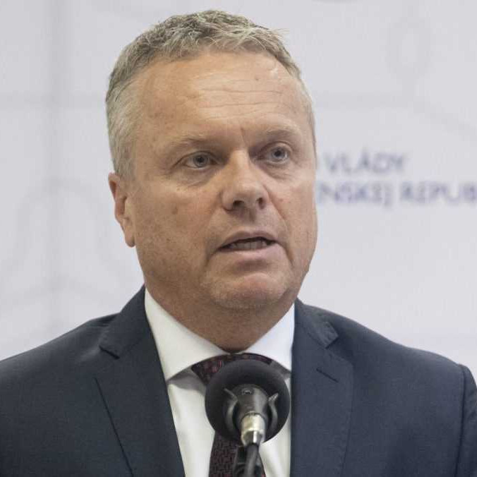 Trináste dôchodky nevyriešia problém chudoby, hovorí šéf NKÚ. Politické strany podľa Andrassyho ponúkajú iba posolstvá