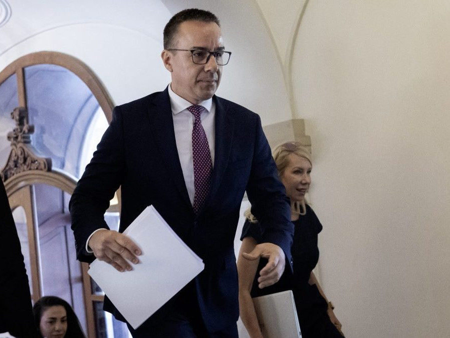 Na snímke minister práce E. Tomáš.