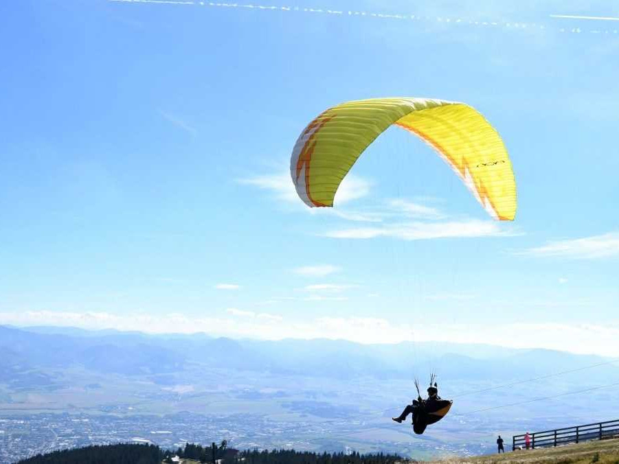 Na snímke paraglajding