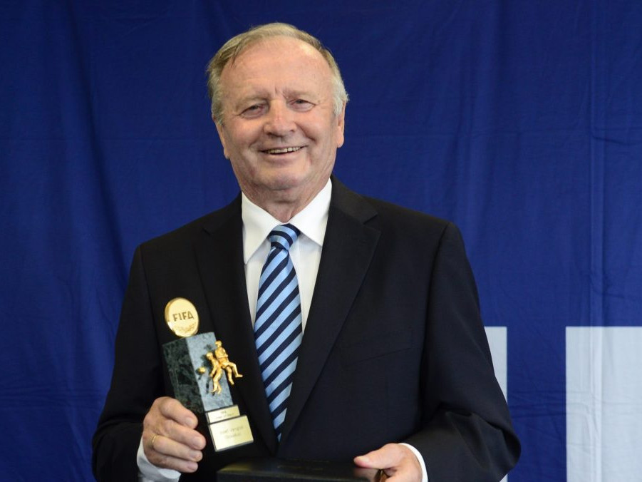 Jozef Vengloš s najvyšším vyznamenaním Medzinárodnej futbalovej federácie (FIFA) Rad za zásluhy.