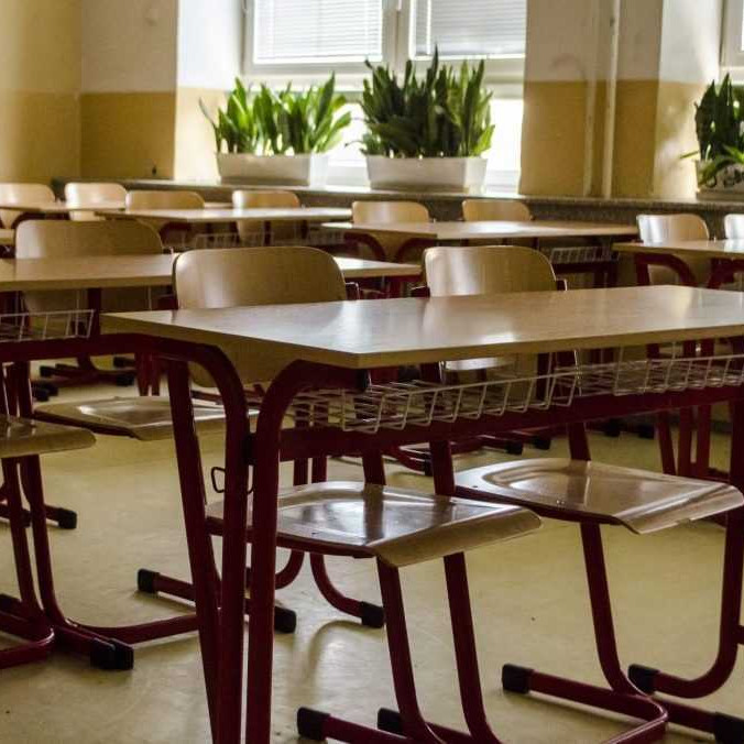 Gymnázium má plno, v škole sú však nevyužité voľné triedy. Môžu za to limity, ktoré určuje ministerstvo