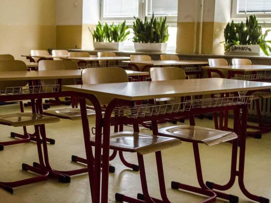 Na snímke prázdna trieda.