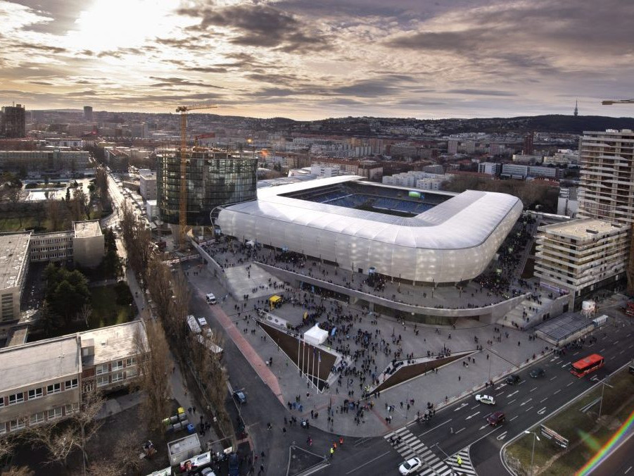 Diváci prichádzajú na štadión Tehelné pole.