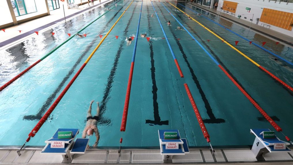 Tridsiatnik mal na plavárni v Banskej Bystrici nadrogovať len sedemročné dievča, skončilo v nemocnici