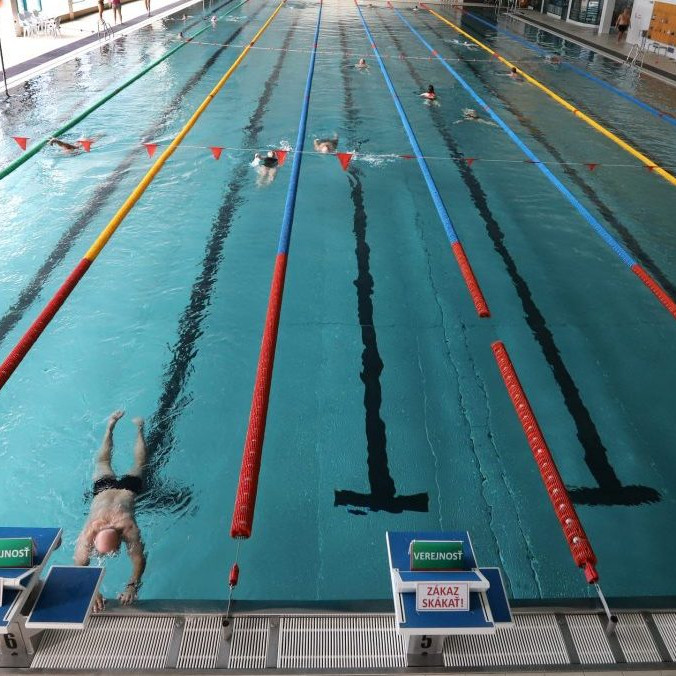 Tridsiatnik mal na plavárni v Banskej Bystrici nadrogovať len sedemročné dievča, skončilo v nemocnici