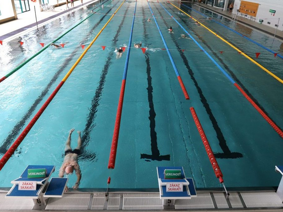 Tridsiatnik mal na plavárni v Banskej Bystrici nadrogovať len sedemročné dievča, skončilo v nemocnici