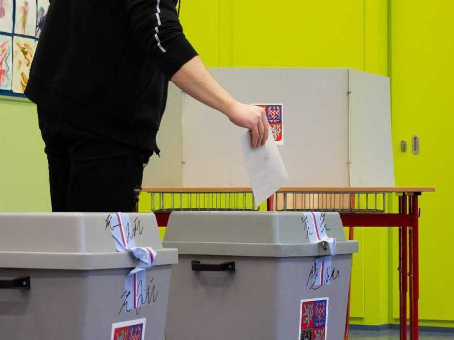 Na snímke volič hlasuje vo volebnej miestnosti v ČR.