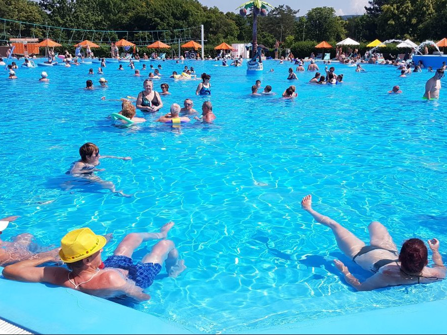 Na archívnej snímke návštevníci letného kúpaliska Vadaš.