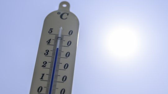 Na snímke teplomer ukazuje 37 stupňov Celzia.