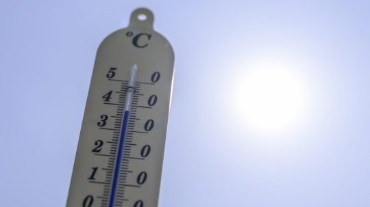 Na snímke teplomer ukazuje 37 stupňov Celzia.