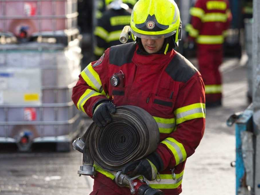 Ilustračná snímka hasiča počas zásahu pri požiari.