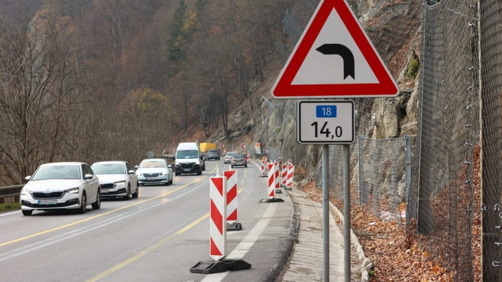 Časť cesty pod Strečnom, ktorá sa pred dvoma rokmi zosunula, funguje v provizórnom režime. Riešenie prichádza až teraz