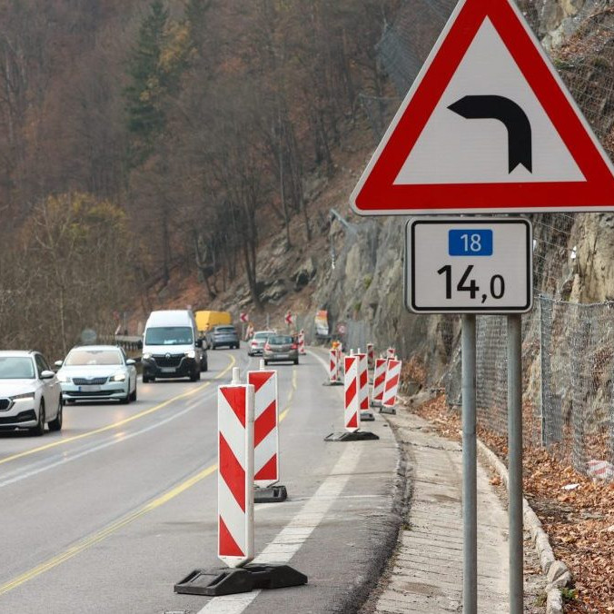 Časť cesty pod Strečnom, ktorá sa pred dvoma rokmi zosunula, funguje v provizórnom režime. Riešenie prichádza až teraz