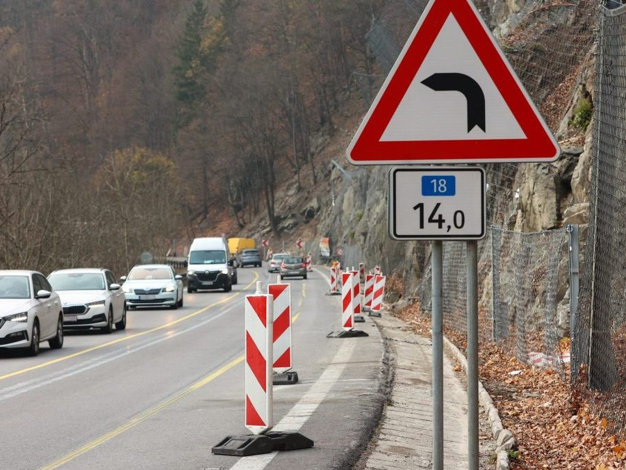 Premávka na ceste pod Strečnom.