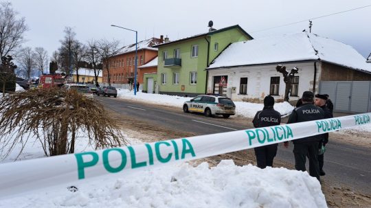 Archívna snímka policajnej hliadky pred budovou gymnázia po útoku študenta.