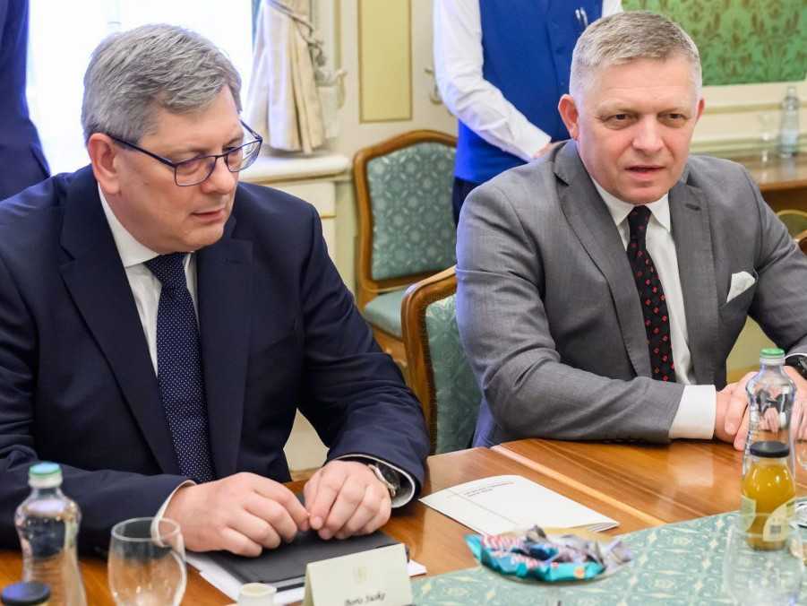 Premiér Fico a minister Suskom za stolom.