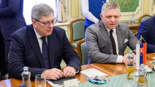 Premiér Fico a minister Suskom za stolom.