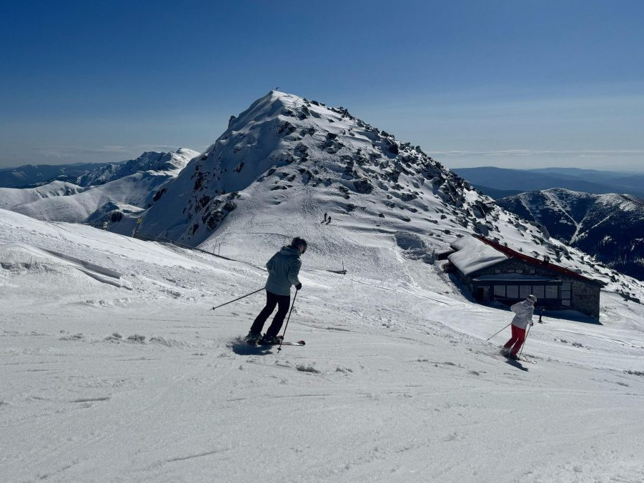 Na snímke lyžiari.