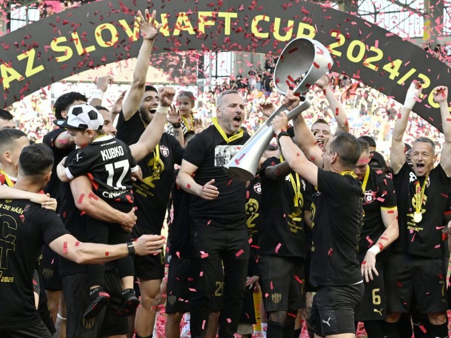 Futbalisti Trnavy oslavujú zisk Slovenského pohára.