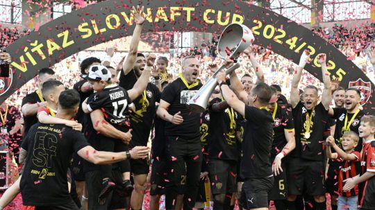 Futbalisti Trnavy oslavujú zisk Slovenského pohára.