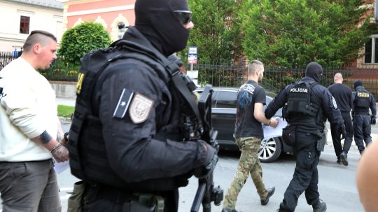 Na archívnej snímke obvinení odchádzajú do väzby zo Špecializovaného trestného súdu (ŠTS) v Banskej Bystrici.