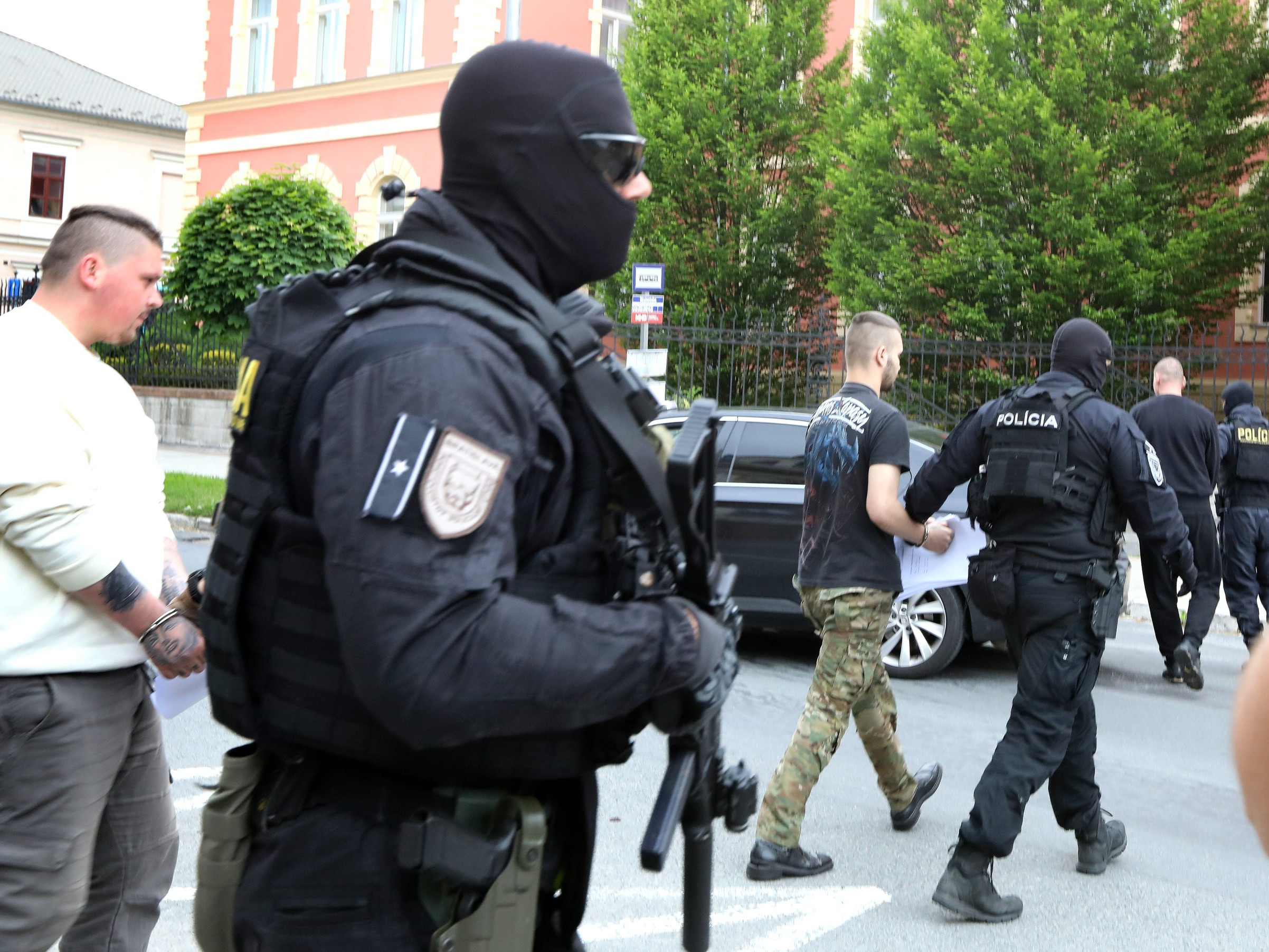 Na archívnej snímke obvinení odchádzajú do väzby zo Špecializovaného trestného súdu (ŠTS) v Banskej Bystrici.