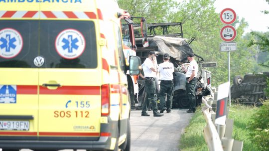 V Kolárove sa zrazil kamión s dodávkou. Zranilo sa deväť osôb, dopravnú nehodu neprežili štyri osoby.