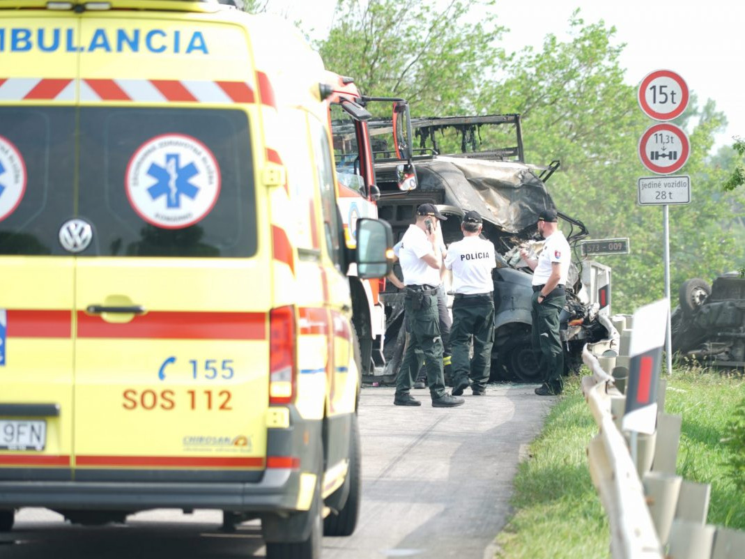 V Kolárove sa zrazil kamión s dodávkou. Zranilo sa deväť osôb, dopravnú nehodu neprežili štyri osoby.
