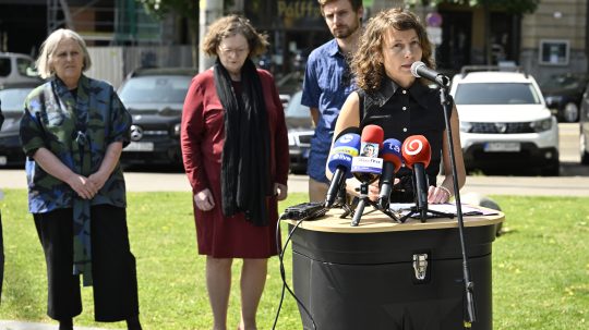 Na snímke v popredí kultúrna kritička a antropologička Ivana Rumanová počas vystúpenia na brífingu Platformy Slobodného múzejníctva, Otvorenej Kultúry! ku kauze busty Cecilie Gonzagy na Námestí SNP.
