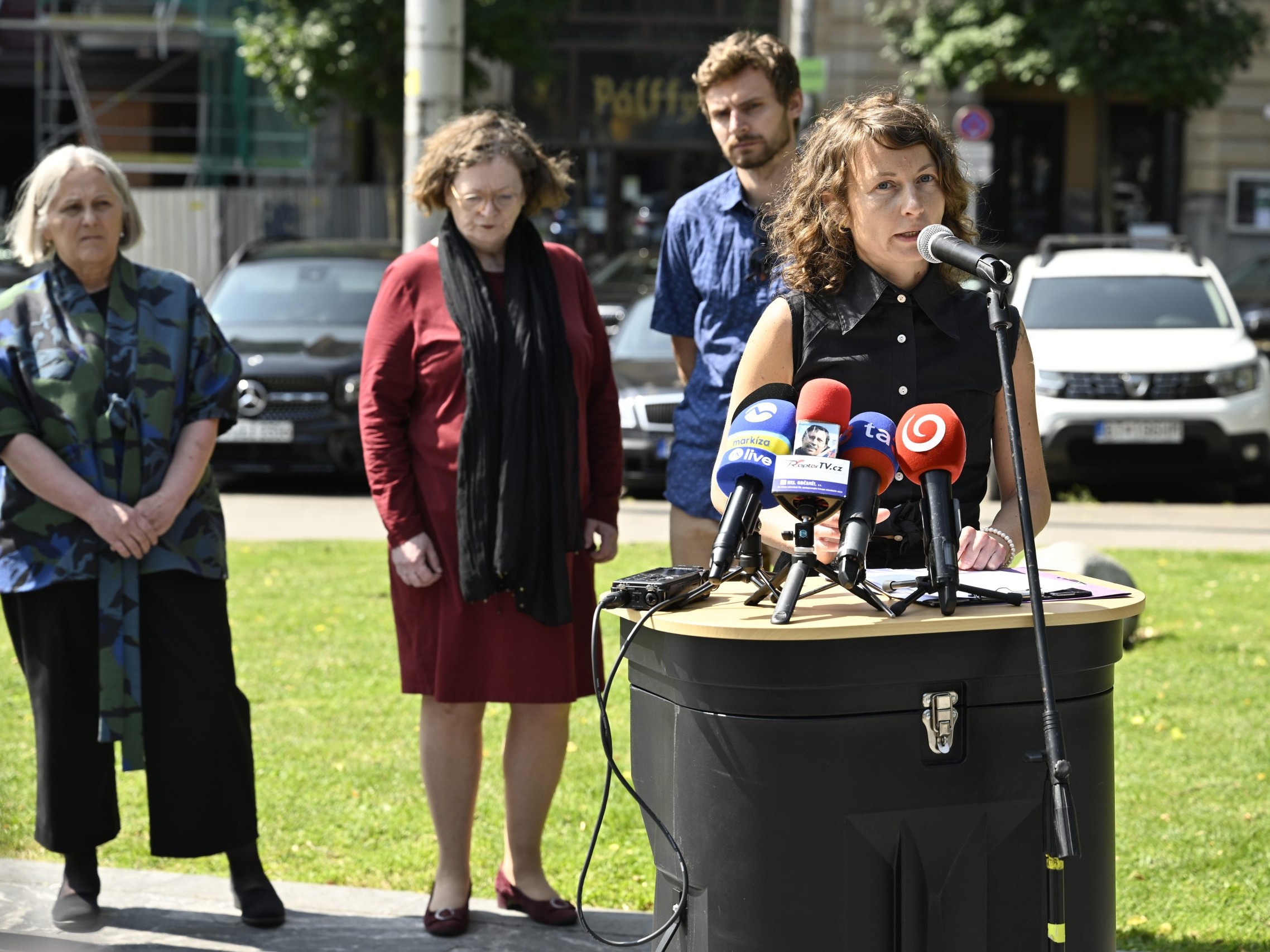 Na snímke v popredí kultúrna kritička a antropologička Ivana Rumanová počas vystúpenia na brífingu Platformy Slobodného múzejníctva, Otvorenej Kultúry! ku kauze busty Cecilie Gonzagy na Námestí SNP.