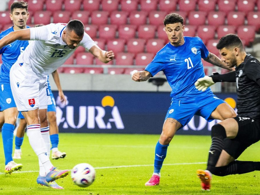 Na snímke zľava Ivan Schranz (Slovensko) strieľa na bránu, Stav Lemkin (Izrael), izraelský brankár Omri Glazer a Roy Revivo (Izrael) počas prípravného zápasu Izrael – Slovensko.