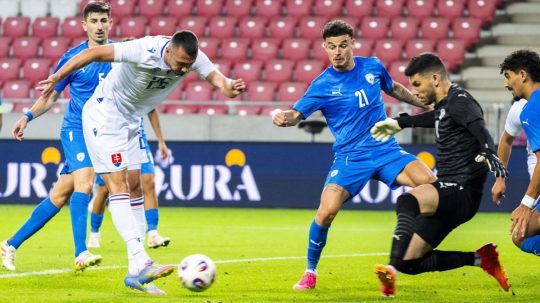 Na snímke zľava Ivan Schranz (Slovensko) strieľa na bránu, Stav Lemkin (Izrael), izraelský brankár Omri Glazer a Roy Revivo (Izrael) počas prípravného zápasu Izrael – Slovensko.