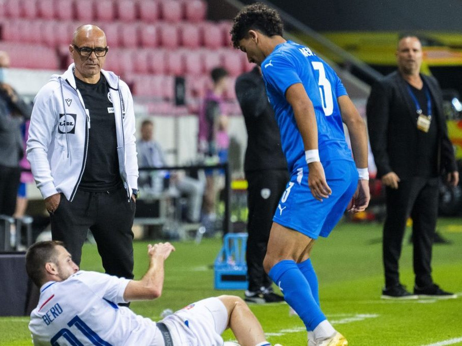 Problém slovenského futbalu spočíva podľa Calzonu v lige. Po zápase s Izraelom si servítku pred ústa nekládol expert Ďuriš