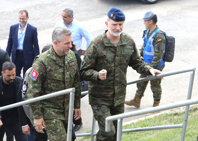 Prezident Pellegrini a kráľ Filip VI. si boli pozrieť schopnosti mnohonárodnej bojovej skupiny v Lešti