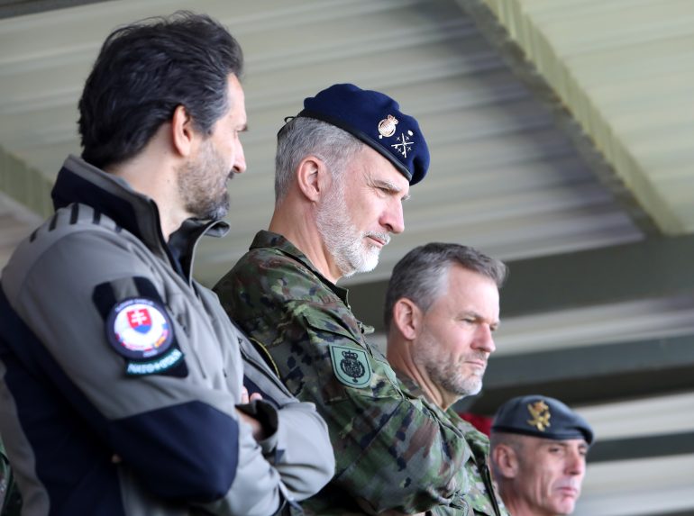 Prezident Pellegrini a kráľ Filip VI. si boli pozrieť schopnosti mnohonárodnej bojovej skupiny v Lešti