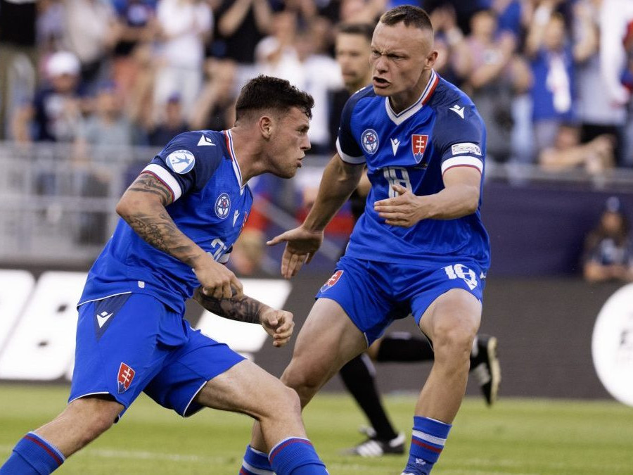 Slovenskí futbalisti do 21 rokov sa tešia z gólu.