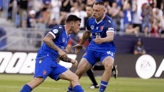 Slovenskí futbalisti do 21 rokov sa tešia z gólu.